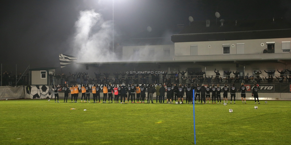 Sturm Graz Training
Oesterreichische Fussball Bundesliga, SK Sturm Graz Training, Trainingszentrum Messendorf, 18.12.2020. 

Foto zeigt die Mannschaft von Sturm und Fans von Sturm
Schlüsselwörter: COVID19