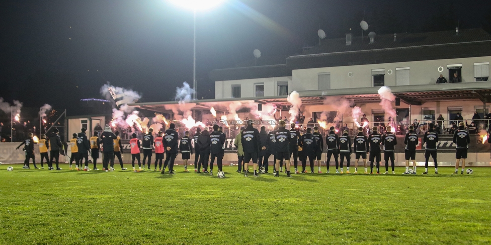 Sturm Graz Training
Oesterreichische Fussball Bundesliga, SK Sturm Graz Training, Trainingszentrum Messendorf, 18.12.2020. 

Foto zeigt die Mannschaft von Sturm und Fans von Sturm
Schlüsselwörter: COVID19 pyrotechnik