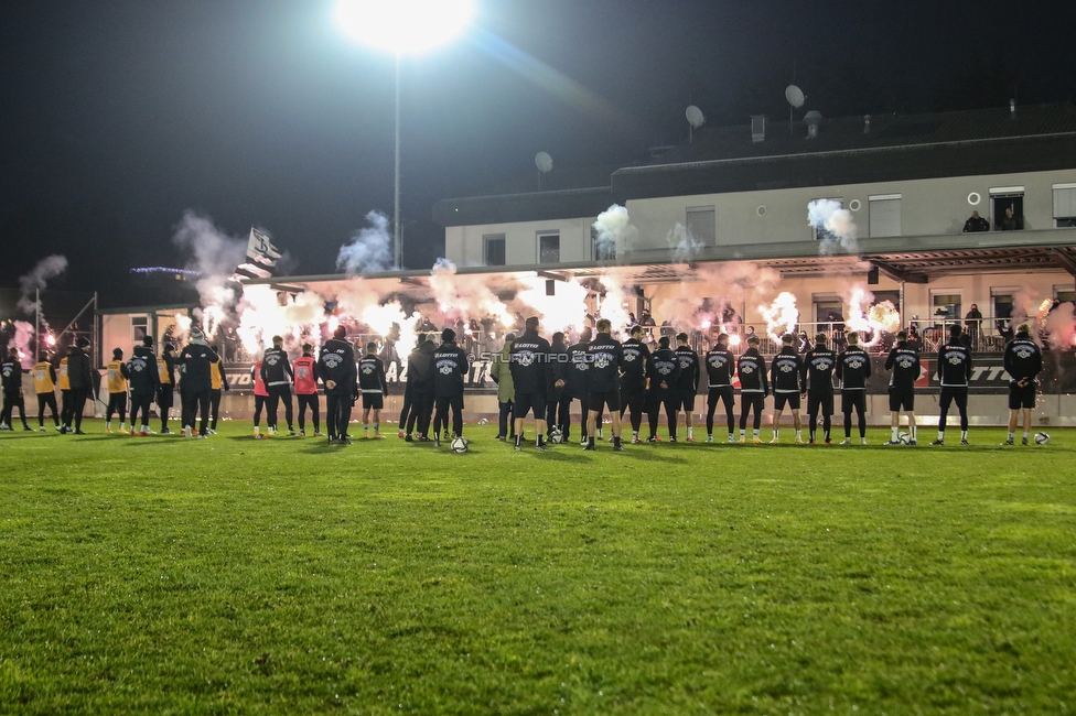 Sturm Graz Training
Oesterreichische Fussball Bundesliga, SK Sturm Graz Training, Trainingszentrum Messendorf, 18.12.2020. 

Foto zeigt die Mannschaft von Sturm und Fans von Sturm
Schlüsselwörter: COVID19 pyrotechnik