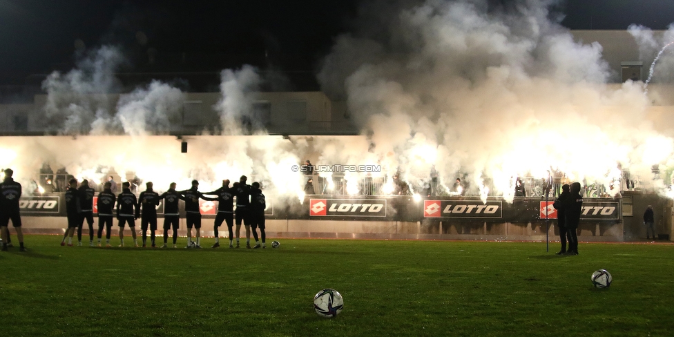 Sturm Graz Training
Oesterreichische Fussball Bundesliga, SK Sturm Graz Training, Trainingszentrum Messendorf, 18.12.2020. 

Foto zeigt die Mannschaft von Sturm und Fans von Sturm
Schlüsselwörter: COVID19 pyrotechnik