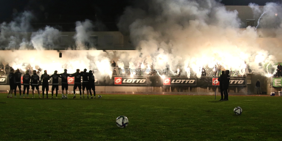 Sturm Graz Training
Oesterreichische Fussball Bundesliga, SK Sturm Graz Training, Trainingszentrum Messendorf, 18.12.2020. 

Foto zeigt die Mannschaft von Sturm und Fans von Sturm
Schlüsselwörter: COVID19 pyrotechnik