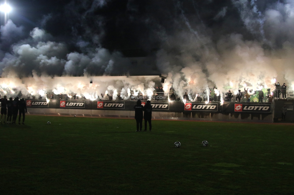 Sturm Graz Training
Oesterreichische Fussball Bundesliga, SK Sturm Graz Training, Trainingszentrum Messendorf, 18.12.2020. 

Foto zeigt die Mannschaft von Sturm und Fans von Sturm
Schlüsselwörter: COVID19 pyrotechnik