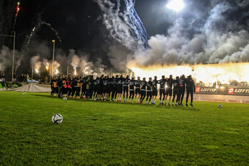 Sturm Graz Training
Oesterreichische Fussball Bundesliga, SK Sturm Graz Training, Trainingszentrum Messendorf, 18.12.2020. 

Foto zeigt die Mannschaft von Sturm und Fans von Sturm
Schlüsselwörter: COVID19 pyrotechnik