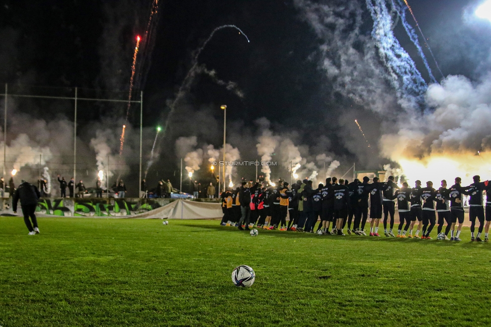 Sturm Graz Training
Oesterreichische Fussball Bundesliga, SK Sturm Graz Training, Trainingszentrum Messendorf, 18.12.2020. 

Foto zeigt die Mannschaft von Sturm und Fans von Sturm
Schlüsselwörter: COVID19 pyrotechnik