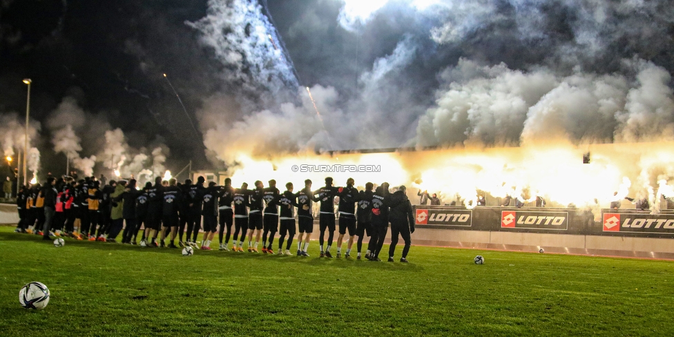 Sturm Graz Training
Oesterreichische Fussball Bundesliga, SK Sturm Graz Training, Trainingszentrum Messendorf, 18.12.2020. 

Foto zeigt die Mannschaft von Sturm und Fans von Sturm
Schlüsselwörter: COVID19 pyrotechnik