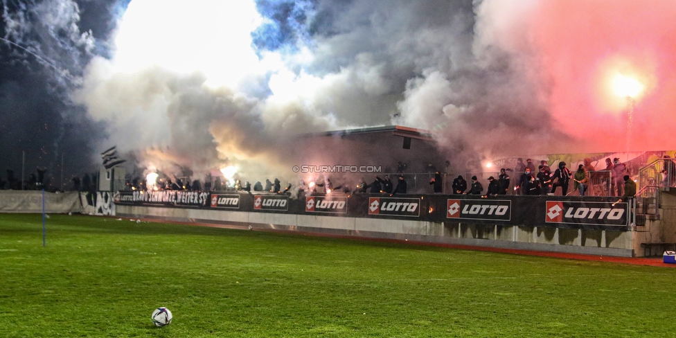 Sturm Graz Training
Oesterreichische Fussball Bundesliga, SK Sturm Graz Training, Trainingszentrum Messendorf, 18.12.2020. 

Foto zeigt die Mannschaft von Sturm und Fans von Sturm
Schlüsselwörter: COVID19 pyrotechnik