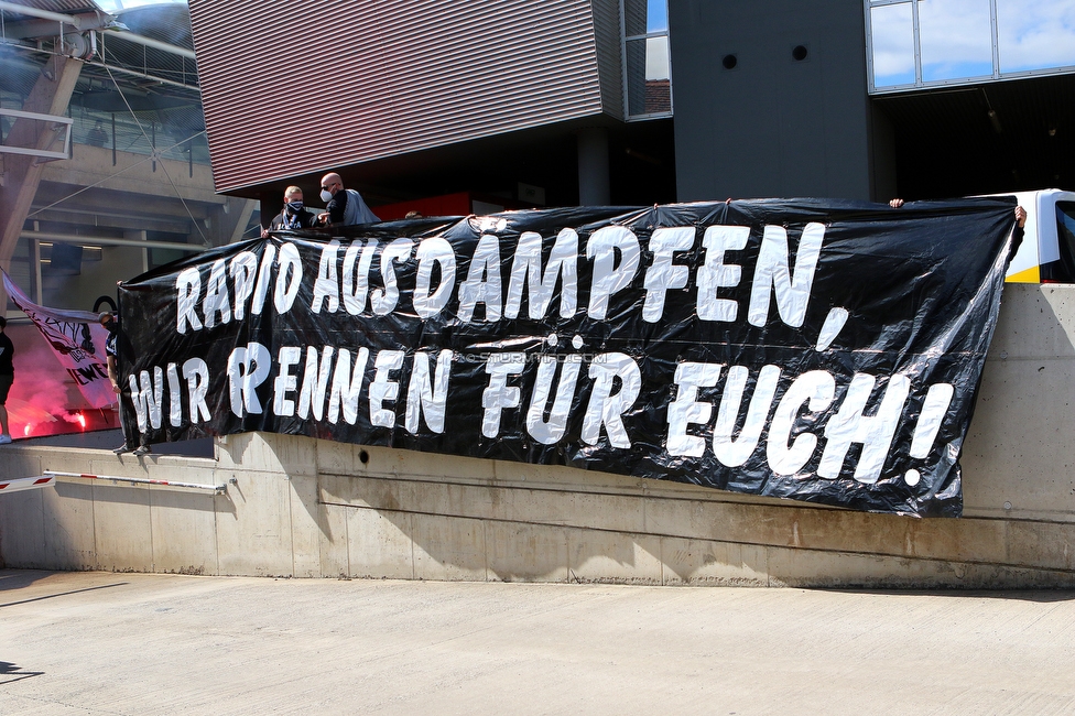 Sturm Graz - Rapid Wien
Oesterreichische Fussball Bundesliga, 31. Runde, SK Sturm Graz - SK Rapid Wien, Stadion Liebenau Graz, 16.05.2021. 

Foto zeigt Fans von Sturm und die Mannschaft von Sturm
Schlüsselwörter: COVID19 geisterspiel pyrotechnik