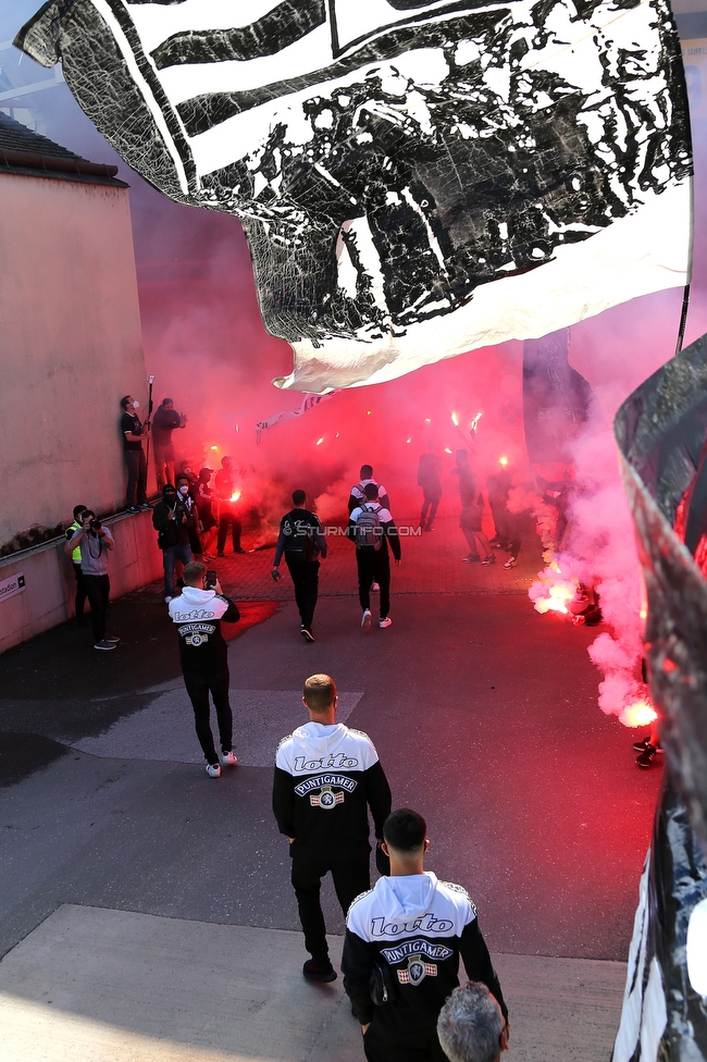 Sturm Graz - Rapid Wien
Oesterreichische Fussball Bundesliga, 31. Runde, SK Sturm Graz - SK Rapid Wien, Stadion Liebenau Graz, 16.05.2021. 

Foto zeigt Fans von Sturm und die Mannschaft von Sturm
Schlüsselwörter: COVID19 geisterspiel pyrotechnik