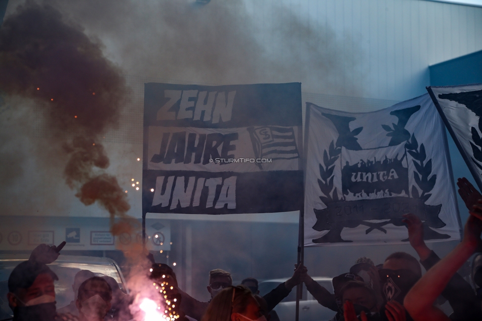 Sturm Graz - Rapid Wien
Oesterreichische Fussball Bundesliga, 31. Runde, SK Sturm Graz - SK Rapid Wien, Stadion Liebenau Graz, 16.05.2021. 

Foto zeigt Fans von Sturm und die Mannschaft von Sturm
Schlüsselwörter: COVID19 geisterspiel pyrotechnik