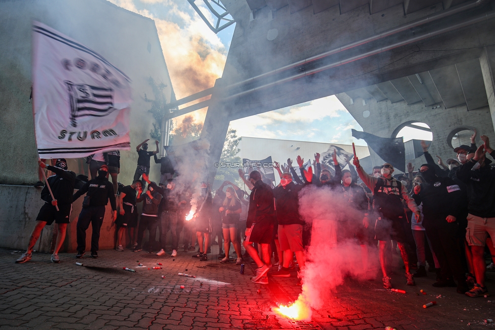 Sturm Graz - Rapid Wien
Oesterreichische Fussball Bundesliga, 31. Runde, SK Sturm Graz - SK Rapid Wien, Stadion Liebenau Graz, 16.05.2021. 

Foto zeigt Fans von Sturm und die Mannschaft von Sturm
Schlüsselwörter: COVID19 geisterspiel pyrotechnik