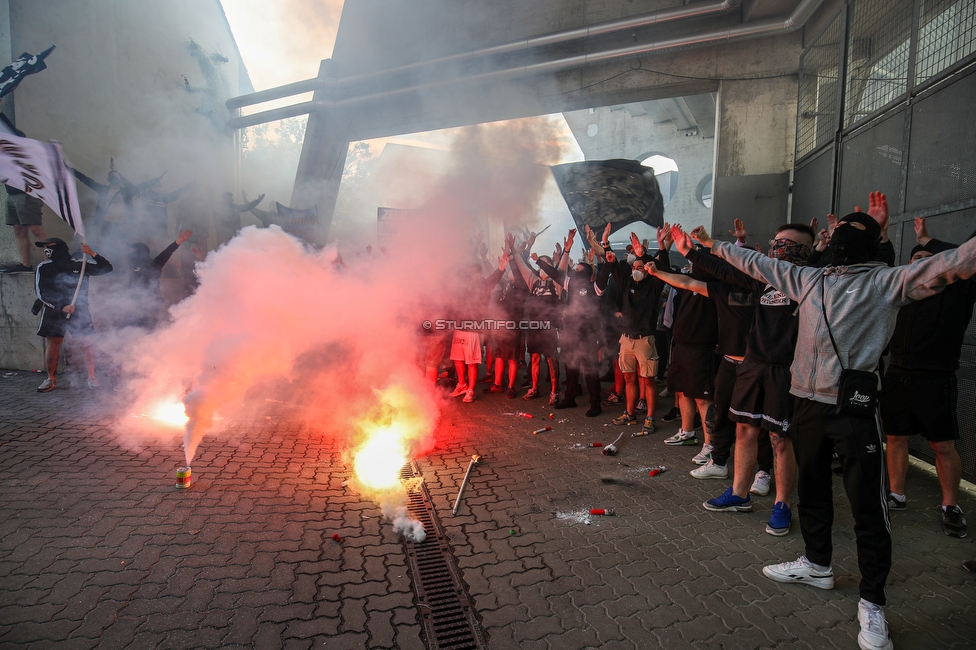 Sturm Graz - Rapid Wien
Oesterreichische Fussball Bundesliga, 31. Runde, SK Sturm Graz - SK Rapid Wien, Stadion Liebenau Graz, 16.05.2021. 

Foto zeigt Fans von Sturm und die Mannschaft von Sturm
Schlüsselwörter: COVID19 geisterspiel pyrotechnik