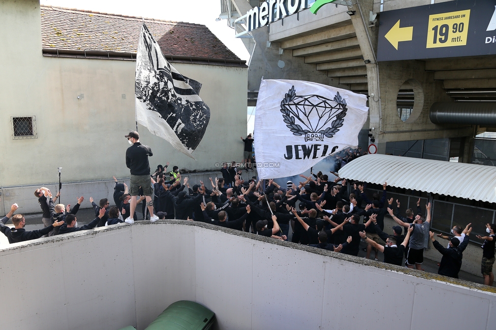 Sturm Graz - Rapid Wien
Oesterreichische Fussball Bundesliga, 31. Runde, SK Sturm Graz - SK Rapid Wien, Stadion Liebenau Graz, 16.05.2021. 

Foto zeigt Fans von Sturm und die Mannschaft von Sturm
Schlüsselwörter: COVID19 geisterspiel pyrotechnik