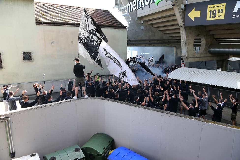 Sturm Graz - Rapid Wien
Oesterreichische Fussball Bundesliga, 31. Runde, SK Sturm Graz - SK Rapid Wien, Stadion Liebenau Graz, 16.05.2021. 

Foto zeigt Fans von Sturm und die Mannschaft von Sturm
Schlüsselwörter: COVID19 geisterspiel pyrotechnik