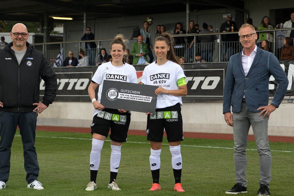 Sturm Damen - Austria Wien Landhaus
OEFB Frauen Bundesliga, 18. Runde, SK Sturm Graz Damen - SG Austria Wien USC Landhaus, Trainingszentrum Messendor Graz, 30.05.2021. 

Foto zeigt Michael Muenzer (Vizepraesident Sturm), Stefanie Kovacs (Sturm Damen), Stefanie Grossgasteiger (Sturm Damen) und Peter Schaller (Vizepraesident Sturm)
