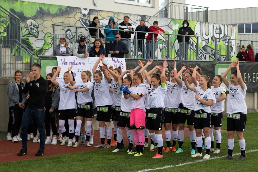 Sturm Damen - Austria Wien Landhaus
OEFB Frauen Bundesliga, 18. Runde, SK Sturm Graz Damen - SG Austria Wien USC Landhaus, Trainingszentrum Messendor Graz, 30.05.2021. 

Foto zeigt Kurt Hohensinner (Sportstadtrat) und die Akademiemannschaft der Sturm Damen
