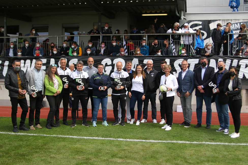 Sturm Damen - Austria Wien Landhaus
OEFB Frauen Bundesliga, 18. Runde, SK Sturm Graz Damen - SG Austria Wien USC Landhaus, Trainingszentrum Messendor Graz, 30.05.2021. 

Foto zeigt eine Ehrung
