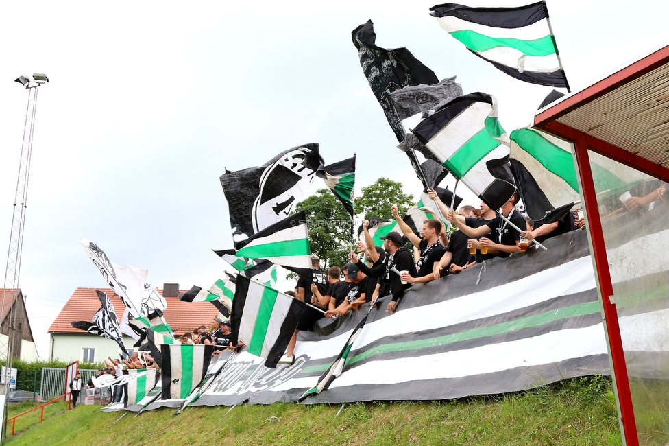 Stadl-Paura - Sturm Graz
OEFB Cup, 1. Runde, ATSV Stadl-Paura - SK Sturm Graz, Maximilian-Pagl-Stadion Stadl-Paura, 17.07.2021. 

Foto zeigt Fans von Sturm mit einer Choreografie
