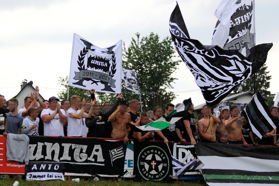 Stadl-Paura - Sturm Graz
OEFB Cup, 1. Runde, ATSV Stadl-Paura - SK Sturm Graz, Maximilian-Pagl-Stadion Stadl-Paura, 17.07.2021. 

Foto zeigt Fans von Sturm mit einer Choreografie
