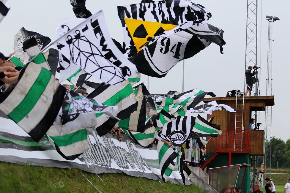 Stadl-Paura - Sturm Graz
OEFB Cup, 1. Runde, ATSV Stadl-Paura - SK Sturm Graz, Maximilian-Pagl-Stadion Stadl-Paura, 17.07.2021. 

Foto zeigt Fans von Sturm mit einer Choreografie
