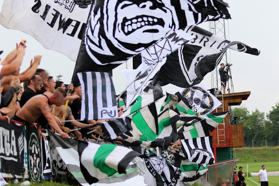 Stadl-Paura - Sturm Graz
OEFB Cup, 1. Runde, ATSV Stadl-Paura - SK Sturm Graz, Maximilian-Pagl-Stadion Stadl-Paura, 17.07.2021. 

Foto zeigt Fans von Sturm mit einer Choreografie
