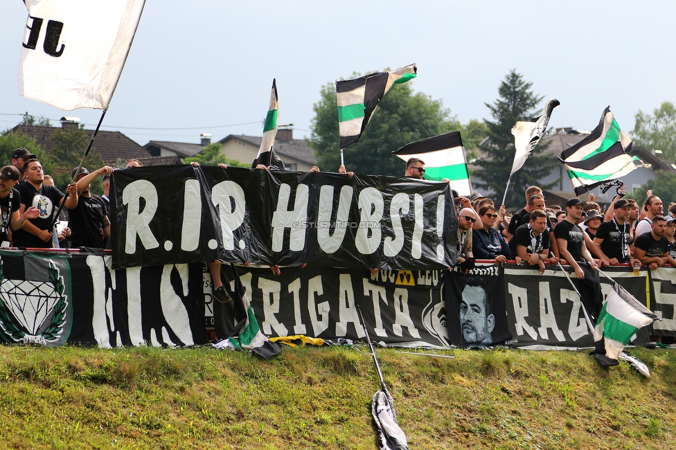 Stadl-Paura - Sturm Graz
OEFB Cup, 1. Runde, ATSV Stadl-Paura - SK Sturm Graz, Maximilian-Pagl-Stadion Stadl-Paura, 17.07.2021. 

Foto zeigt Fans von Sturm mit einem Spruchband
Schlüsselwörter: kulmer todesfall