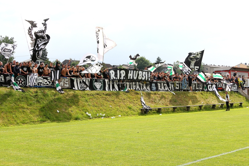 Stadl-Paura - Sturm Graz
OEFB Cup, 1. Runde, ATSV Stadl-Paura - SK Sturm Graz, Maximilian-Pagl-Stadion Stadl-Paura, 17.07.2021. 

Foto zeigt Fans von Sturm mit einem Spruchband
Schlüsselwörter: kulmer todesfall