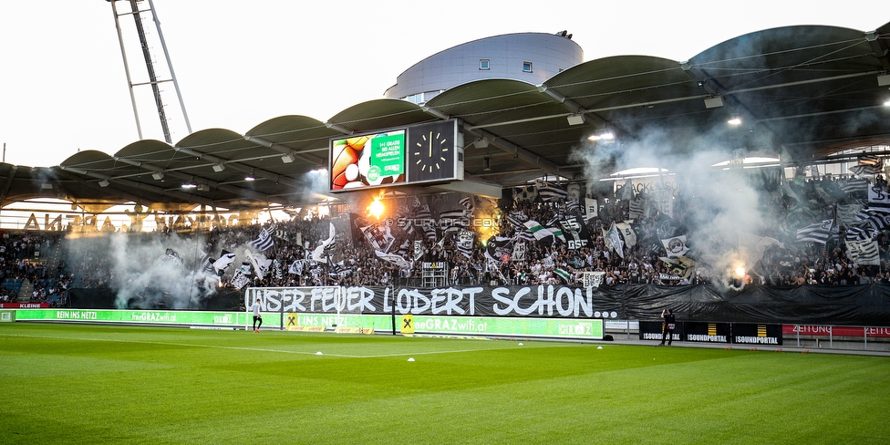 Sturm Graz - RB Salzburg
Oesterreichische Fussball Bundesliga, 1. Runde, SK Sturm Graz - FC RB Salzburg, Stadion Liebenau Graz, 23.07.2021. 

Foto zeigt Fans von Sturm mit einem Spruchband
Schlüsselwörter: pyrotechnik