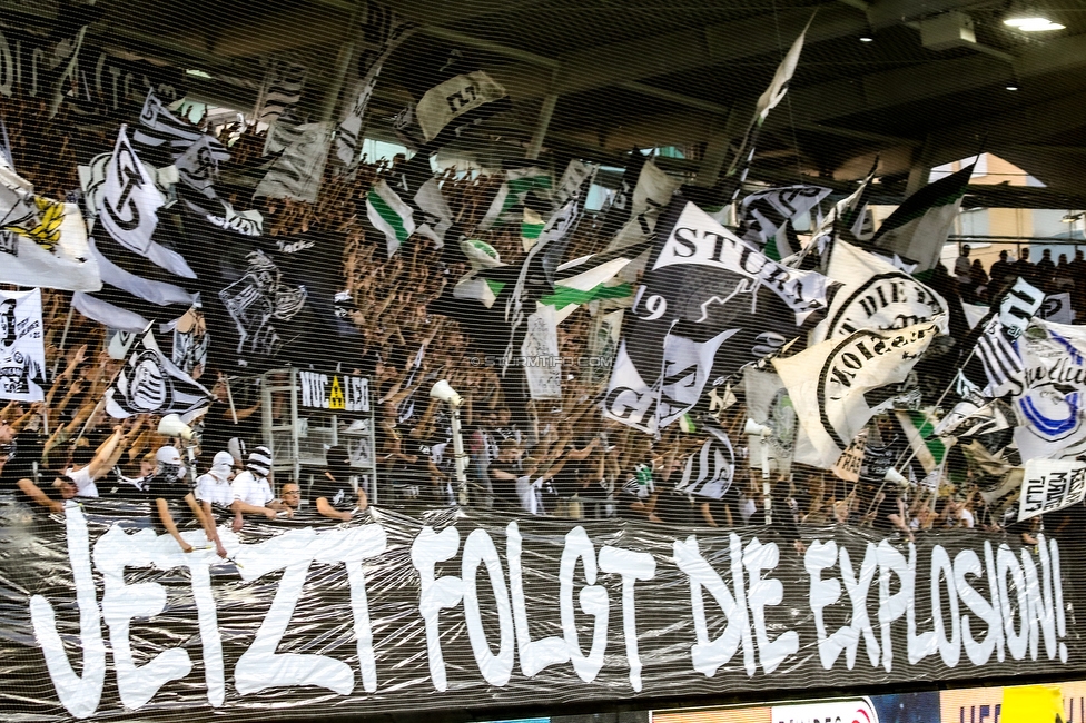 Sturm Graz - RB Salzburg
Oesterreichische Fussball Bundesliga, 1. Runde, SK Sturm Graz - FC RB Salzburg, Stadion Liebenau Graz, 23.07.2021. 

Foto zeigt Fans von Sturm mit einem Spruchband
Schlüsselwörter: pyrotechnik brigata