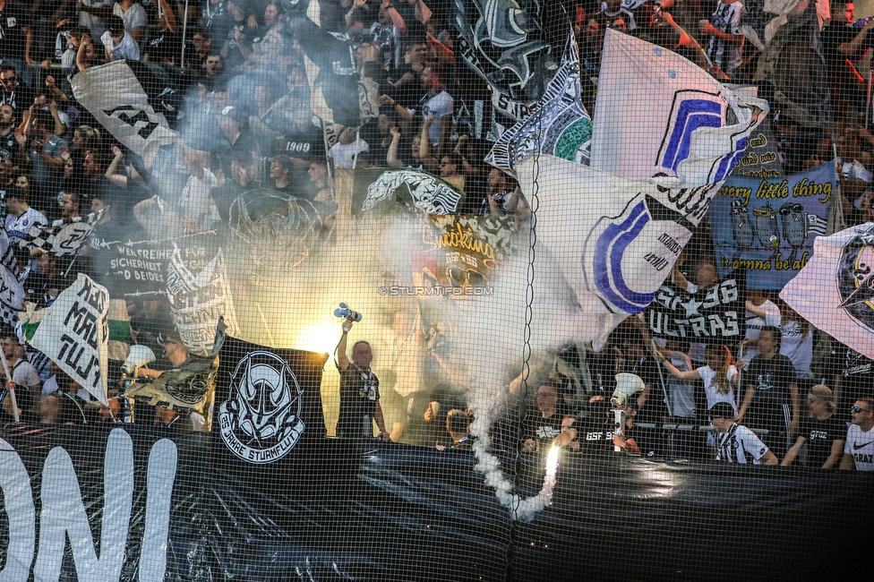 Sturm Graz - RB Salzburg
Oesterreichische Fussball Bundesliga, 1. Runde, SK Sturm Graz - FC RB Salzburg, Stadion Liebenau Graz, 23.07.2021. 

Foto zeigt Fans von Sturm mit einer Choreografie
Schlüsselwörter: pyrotechnik sturmflut