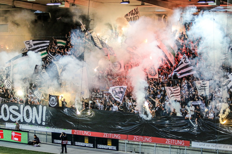 Sturm Graz - RB Salzburg
Oesterreichische Fussball Bundesliga, 1. Runde, SK Sturm Graz - FC RB Salzburg, Stadion Liebenau Graz, 23.07.2021. 

Foto zeigt Fans von Sturm mit einer Choreografie
Schlüsselwörter: blackstorm sturmflut pyrotechnik