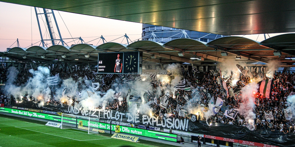 Sturm Graz - RB Salzburg
Oesterreichische Fussball Bundesliga, 1. Runde, SK Sturm Graz - FC RB Salzburg, Stadion Liebenau Graz, 23.07.2021. 

Foto zeigt Fans von Sturm mit einer Choreografie
Schlüsselwörter: pyrotechnik