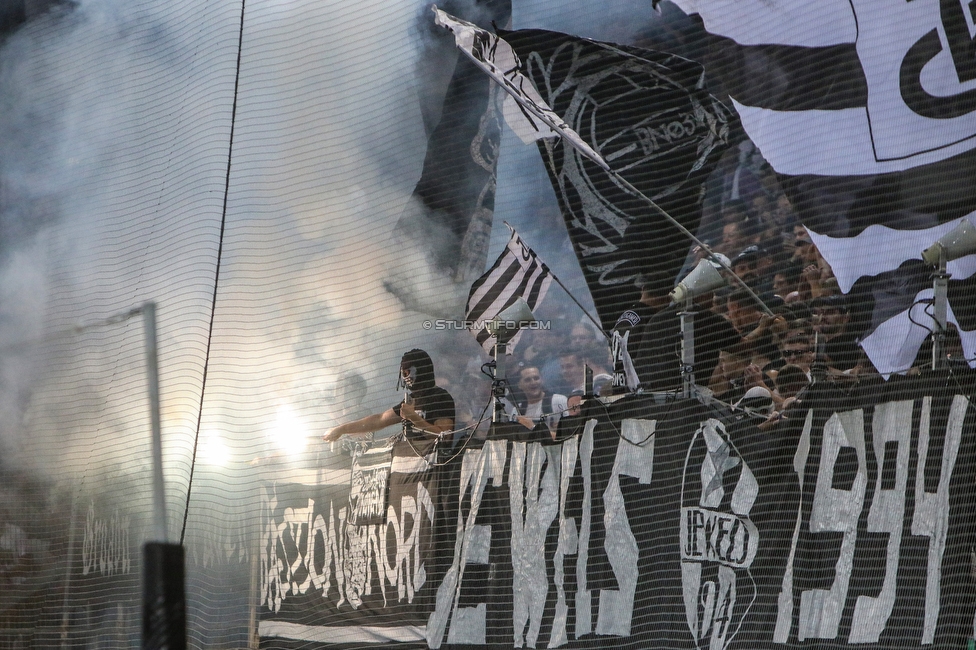 Sturm Graz - RB Salzburg
Oesterreichische Fussball Bundesliga, 1. Runde, SK Sturm Graz - FC RB Salzburg, Stadion Liebenau Graz, 23.07.2021. 

Foto zeigt Fans von Sturm
Schlüsselwörter: pyrotechnik bastion jewels