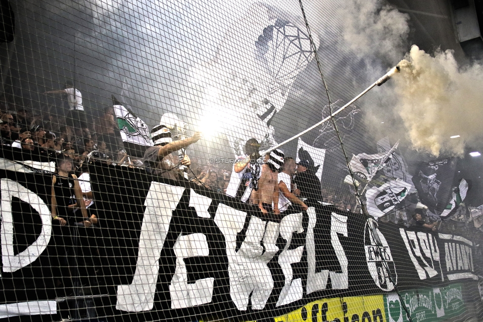 Sturm Graz - RB Salzburg
Oesterreichische Fussball Bundesliga, 1. Runde, SK Sturm Graz - FC RB Salzburg, Stadion Liebenau Graz, 23.07.2021. 

Foto zeigt Fans von Sturm
Schlüsselwörter: pyrotechnik jewels