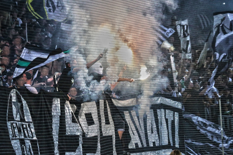 Sturm Graz - RB Salzburg
Oesterreichische Fussball Bundesliga, 1. Runde, SK Sturm Graz - FC RB Salzburg, Stadion Liebenau Graz, 23.07.2021. 

Foto zeigt Fans von Sturm
Schlüsselwörter: pyrotechnik brigata jewels