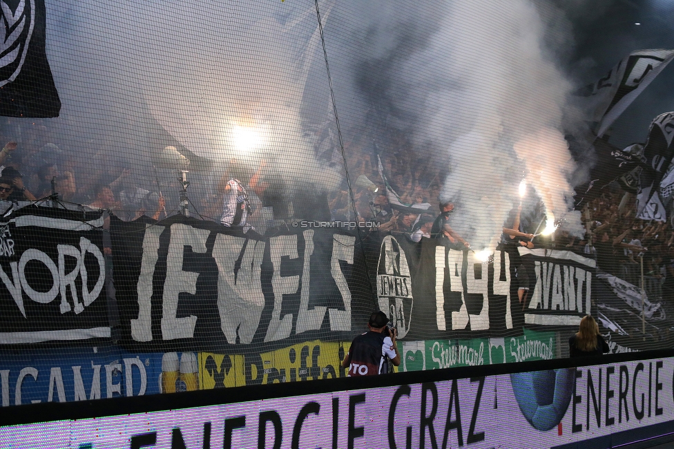 Sturm Graz - RB Salzburg
Oesterreichische Fussball Bundesliga, 1. Runde, SK Sturm Graz - FC RB Salzburg, Stadion Liebenau Graz, 23.07.2021. 

Foto zeigt Fans von Sturm
Schlüsselwörter: pyrotechnik jewels