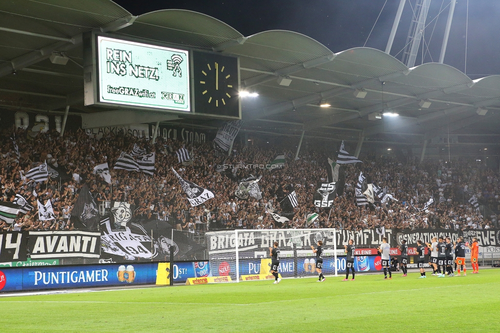 Sturm Graz - RB Salzburg
Oesterreichische Fussball Bundesliga, 1. Runde, SK Sturm Graz - FC RB Salzburg, Stadion Liebenau Graz, 23.07.2021. 

Foto zeigt Fans von Sturm und die Mannschaft von Sturm
