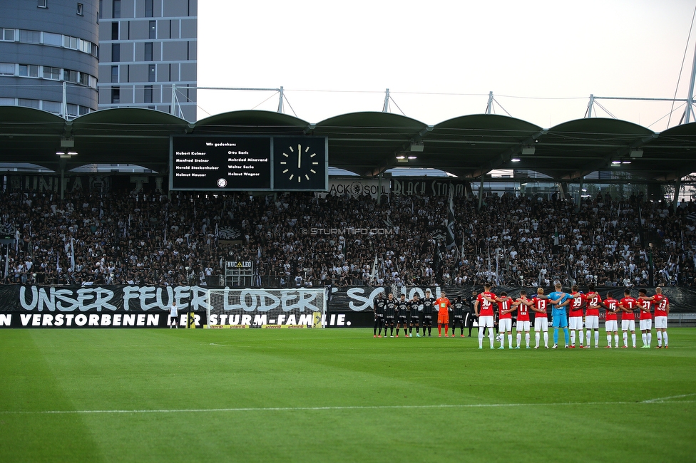 Sturm Graz - RB Salzburg
Oesterreichische Fussball Bundesliga, 1. Runde, SK Sturm Graz - FC RB Salzburg, Stadion Liebenau Graz, 23.07.2021. 

Foto zeigt die Mannschaft von Sturm und Mannschaft von RB Salzburg bei einer Trauerminute
