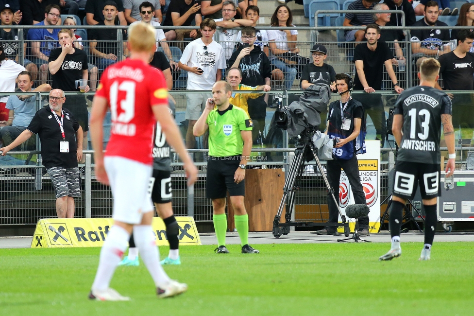 Sturm Graz - RB Salzburg
Oesterreichische Fussball Bundesliga, 1. Runde, SK Sturm Graz - FC RB Salzburg, Stadion Liebenau Graz, 23.07.2021. 

Foto zeigt den Schiedsrichter Walter Altmann beim VAR Check
