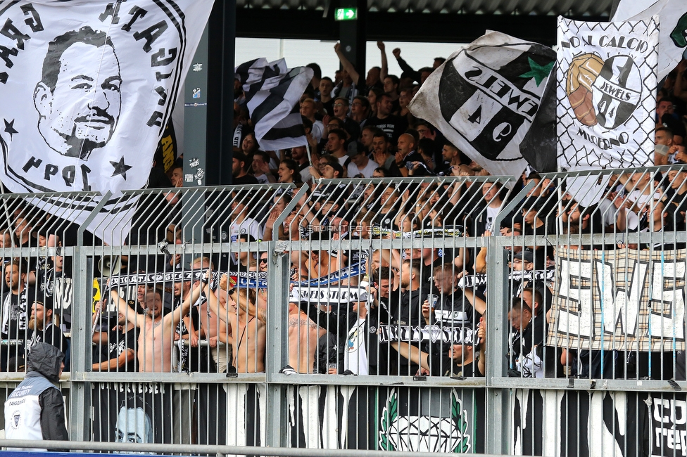 Wolfsberg - Sturm Graz
Oesterreichische Fussball Bundesliga, 2. Runde, Wolfsberger AC - SK Sturm Graz, Lavanttal Arena Wolfsberg, 01.08.2021. 

Foto zeigt Fans von Sturm
Schlüsselwörter: jewels