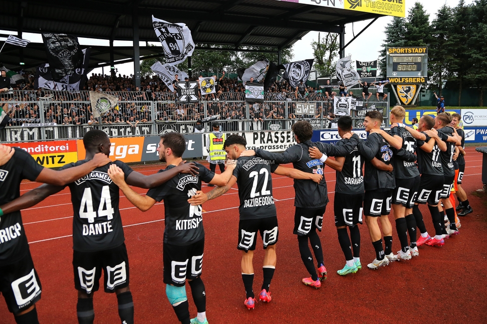 Wolfsberg - Sturm Graz
Oesterreichische Fussball Bundesliga, 2. Runde, Wolfsberger AC - SK Sturm Graz, Lavanttal Arena Wolfsberg, 01.08.2021. 

Foto zeigt die Mannschaft von Sturm und Fans von Sturm
