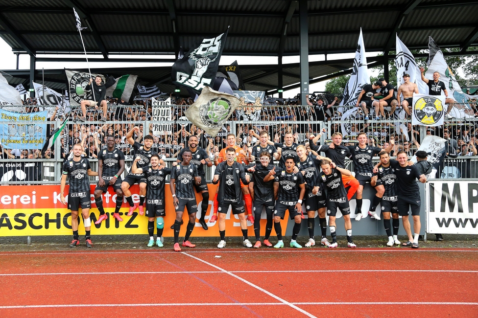 Wolfsberg - Sturm Graz
Oesterreichische Fussball Bundesliga, 2. Runde, Wolfsberger AC - SK Sturm Graz, Lavanttal Arena Wolfsberg, 01.08.2021. 

Foto zeigt die Mannschaft von Sturm und Fans von Sturm
Schlüsselwörter: jubel