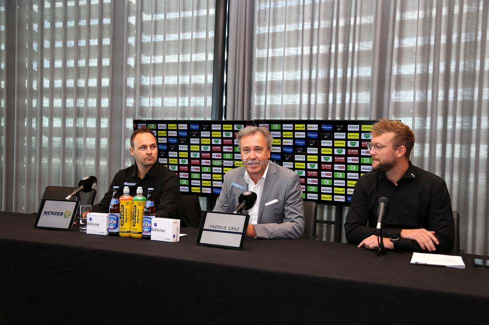 Pressekonferenz Sturm
Oesterreichische Fussball Bundesliga, SK Sturm Graz Pressekonferenz, Styria Media Center Graz, 10.08.2021.

Foto zeigt Thomas Tebbich (wirtsch. Geschaeftsfuehrer Sturm), Christian Jauk (Praesident Sturm) und Walter Wenegger (Pressesprecher Sturm)
