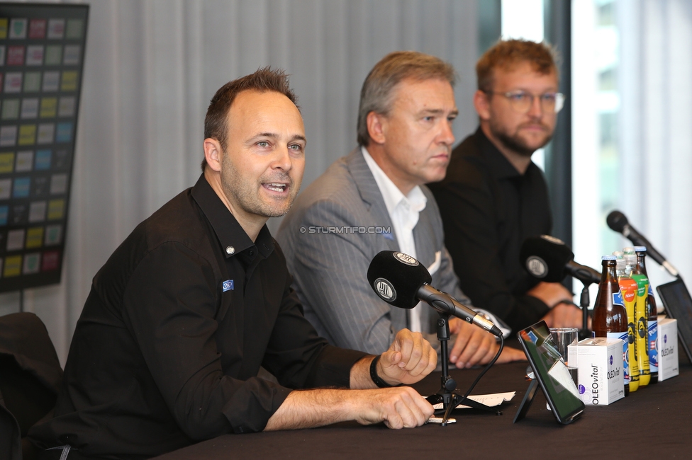 Pressekonferenz Sturm
Oesterreichische Fussball Bundesliga, SK Sturm Graz Pressekonferenz, Styria Media Center Graz, 10.08.2021.

Foto zeigt Thomas Tebbich (wirtsch. Geschaeftsfuehrer Sturm), Christian Jauk (Praesident Sturm) und Walter Wenegger (Pressesprecher Sturm)
