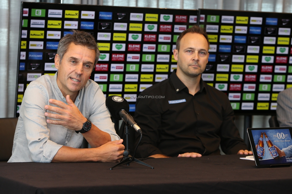 Pressekonferenz Sturm
Oesterreichische Fussball Bundesliga, SK Sturm Graz Pressekonferenz, Styria Media Center Graz, 10.08.2021.

Foto zeigt Thomas Reisenberger (Puntigamer) und Thomas Tebbich (wirtsch. Geschaeftsfuehrer Sturm)
