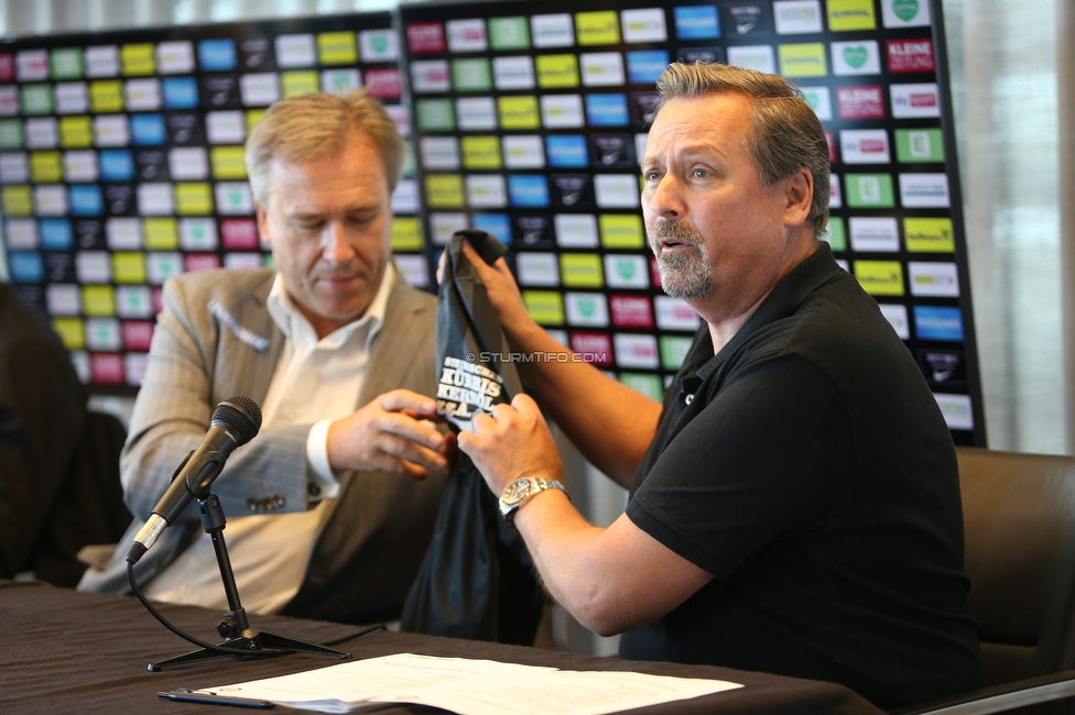 Pressekonferenz Sturm
Oesterreichische Fussball Bundesliga, SK Sturm Graz Pressekonferenz, Styria Media Center Graz, 10.08.2021.

Foto zeigt Christian Jauk (Praesident Sturm) und Reinhold Zoetsch (Steir. Kuerbiskernoel) bei der Trikotpraesentation
