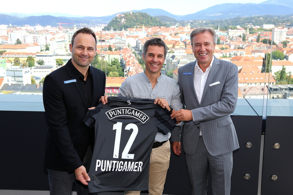 Pressekonferenz Sturm
Oesterreichische Fussball Bundesliga, SK Sturm Graz Pressekonferenz, Styria Media Center Graz, 10.08.2021.

Foto zeigt Thomas Tebbich (wirtsch. Geschaeftsfuehrer Sturm), Thomas Reisenberger (Puntigamer) und Christian Jauk (Praesident Sturm) mit dem Trikot
