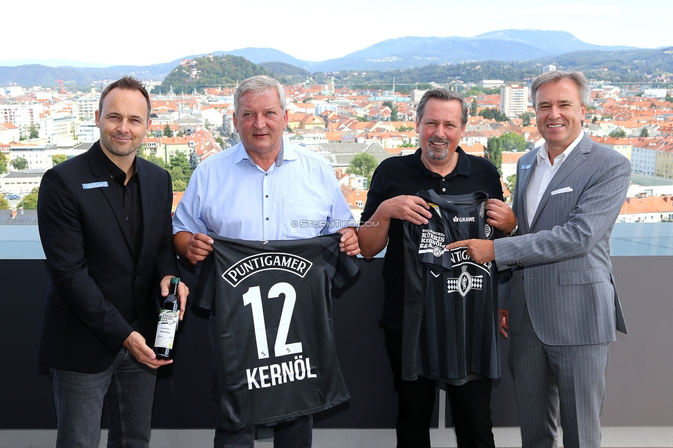 Pressekonferenz Sturm
Oesterreichische Fussball Bundesliga, SK Sturm Graz Pressekonferenz, Styria Media Center Graz, 10.08.2021.

Foto zeigt Thomas Tebbich (wirtsch. Geschaeftsfuehrer Sturm), Franz Labugger (Steir. Kuerbiskernoel), Reinhold Zoetsch (Steir. Kuerbiskernoel) und Christian Jauk (Praesident Sturm) mit dem Trikot
