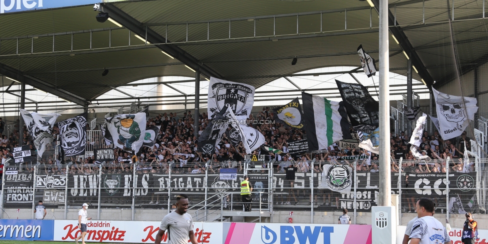 LASK - Sturm Graz
Oesterreichische Fussball Bundesliga, 4. Runde, LASK - SK Sturm Graz, Waldstadion Pasching, 15.08.2021. 

Foto zeigt Fans von Sturm
