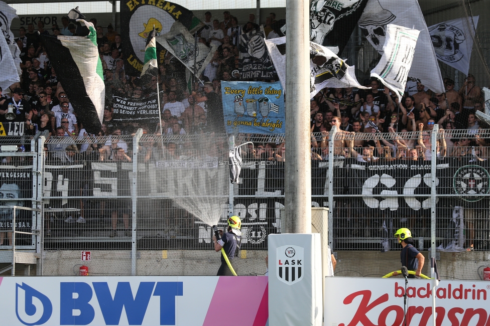 LASK - Sturm Graz
Oesterreichische Fussball Bundesliga, 4. Runde, LASK - SK Sturm Graz, Waldstadion Pasching, 15.08.2021. 

Foto zeigt Fans von Sturm und einen Feuerwehrmann
