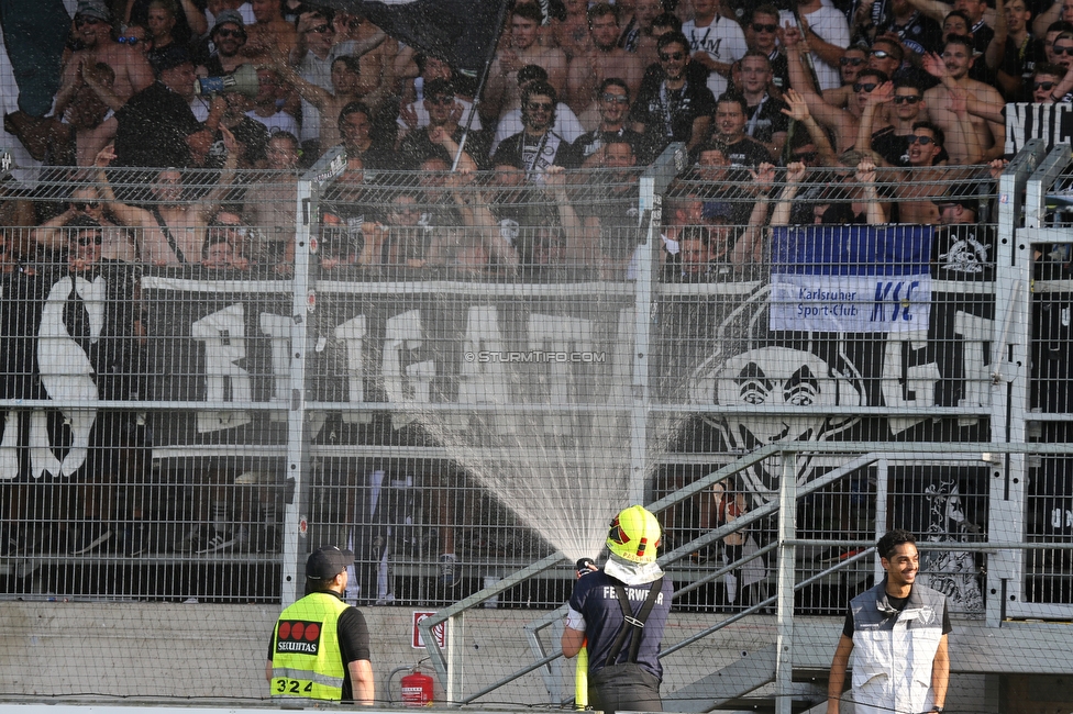 LASK - Sturm Graz
Oesterreichische Fussball Bundesliga, 4. Runde, LASK - SK Sturm Graz, Waldstadion Pasching, 15.08.2021. 

Foto zeigt Fans von Sturm und einen Feuerwehrmann
